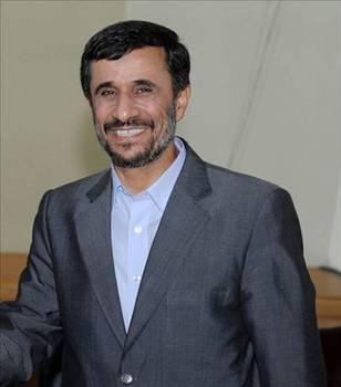Gündemin bir diğer maddesi ise terör. İran, PJAK operasyonları hangi aşamada ve PKK'ya nasıl bakıyor? Ahmedinecad'ın bu soruya verdiği yanıt şöyle: "Bence terörizme karşı koymak hepimizin görevidir. Bizim bölgemizde terör sorunuyla karşı karşıyayız. Her devlet kendi milletlerinin güvenliğini sağlamalıdır. En çok bu konuda terör konuşuluyor. Bugün İran, Türkiye ve Irak terörden çok zarar görüyor. Biz birbirimizle terörizme karşı işbirliği yapmamız gerekiyor. Bu terörün adı ne olursa olsun? Kim hedefine ulaşmak için teröre başvuruyorsa o mahkumdur. Dünyanın sömürgeci ükeleri bunları destekliyor."