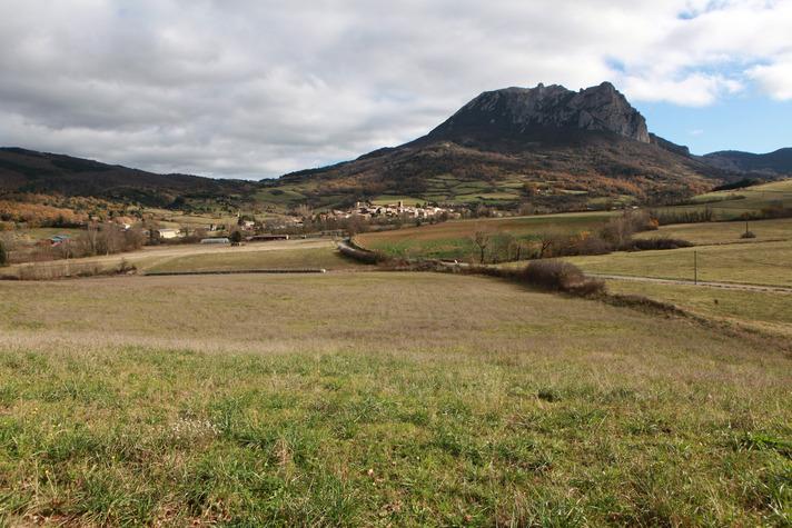 Fransa'nın  Güneyindeki  Lhguedoc - Roussilon bölgesindeki Aude şehrinin Limoux ilçesine bağlı 190 nüfuslu Bugarach köyü, kahinlerin kurtuluş vaad ettiği yer...