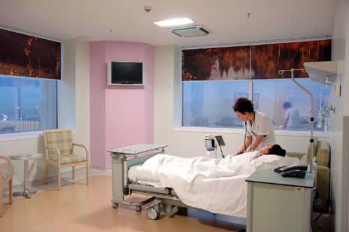3- İki gündür boğazım ağrıyor, gündüz işe gittiğim için hastaneden randevu alamıyorum. Gece herhangi bir acil servise başvursam da bu durum geçerli olur mu?
Uygulama, durumu gerçekten aciliyet gerektiren gerektiren hastalar için geçerli. Acil hal; ani gelişen hastalık, kaza, yaralanma ve benzeri durumları kapsıyor. Bunun dışındaki durumlar acil kapsamına girmiyor.
Yani boğazınız ağrıyorsa sadece polikliniğe başvurabilirsiniz ve bunun için de ücret ödersiniz.