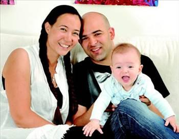 <p><strong>MURAT EVGİN - ELİF EVGİN<br /></strong><br />Erol Evgin'in kendi gibi şarkıcı olan oğlu Murat Evgin ve eşi Elif Engin.Çiftin ogulları var.</p>