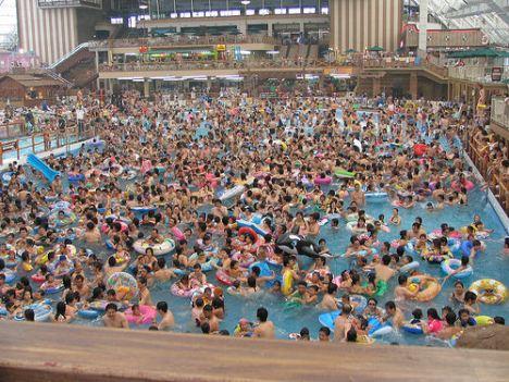 <p>5. Dünyanın En Kalabalık Dalga Havuzu Tokyo'da yer alan dünyanın en kalabalık dalga havuzu Summerland'te bulunuyor.</p>