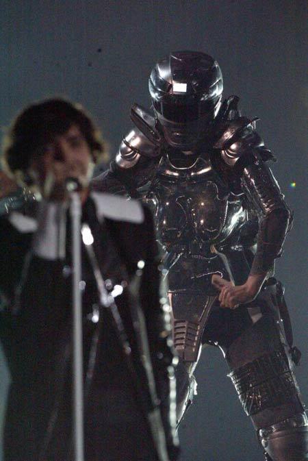 NATALIE MARABLLE 70 KILO AGIRLIGINDA ROBOT KOSTUMU ILE BASARILI BIR PERFORMANS SERGILEDI