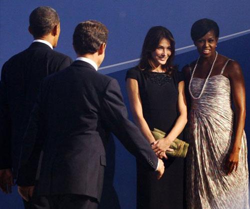 Michelle, eşi Barack, Carla'yı 4 kez öpünce çok kızdı