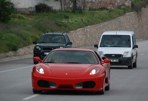 Tokat'ta bir işadamı tarafından alınan 2008 model Ferrari F400 marka otomobilin Sevgi Bayrağı'nın kente geldiği gün şehire getirilmesi ilgi odağı oldu.