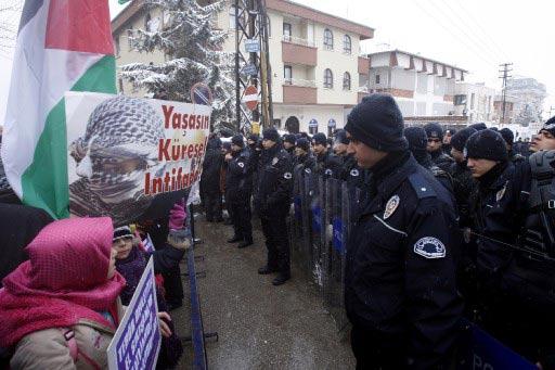 İsrail'in Gazze'ye yönelik acımasız saldırıları Türkiye'nin pek çok kentinde ve Orta Doğu'da protesto edildi. Protestolardan kareler...
