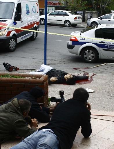 İstanbul'da saatler süren çatışma sırasında siviller de vuruldu. İşte terörün sivil kanı döktüğü anlardan alınan kareler: