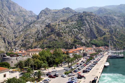 Kotor Limanına günde 4-5 Cruise gemisi yanaşıyor.