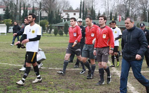 Sakarya'da oynanan Kırkpınarspor, As Akyazıspor amatör küme maçında olaylar çıktı. Akyazı Belediye Başkanı Yazıcı sahaya girip oyunculara saldırmaya kalkıştı.