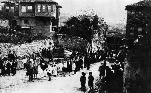 23 Nisan Ulusal Egemenlik ve Çocuk Bayramına giden okul öğrencileri 1928 - Yer İnönü Caddesi