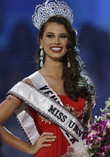 Venezuela güzeli Stefania Fernandez, 2009 Kainat Güzeli seçildi.