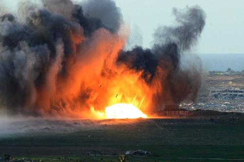 Tüm dünyanın tepkisine yol açan İsrail-Filistin savaşında, Gazze Şeridinin kuzeyinde bir bölgenin İsrail bombardımanına maruz kalması objektiflere böyle yansıdı. (AP Photo/Gil Nechushtan)
