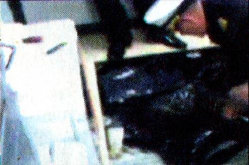 Vantuzla çekilen yaklaşık yirmi karonun altından çöp poşetleri içinde özenle saklanmış ve istiflenmiş belge ve malzemeler bulundu.