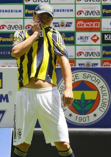 Mehmet Topuz transferine son noktayı koyan F.Bahçe Başkanı Aziz Yıldırım, özel uçağı ile getirdiği oyuncu için Kadıköy'de 3 bin taraftarın önünde imza töreni düzenledi.