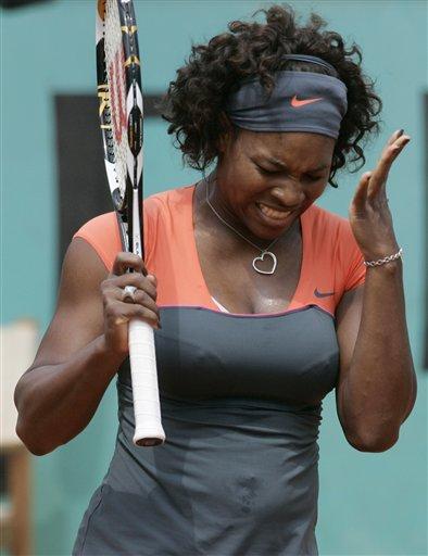 Tek bayanlarda 5 numaralı seribaşı ABD'li Serena Williams, 10 yıl sonra ilk kez 3. turda elenerek hayranlarını şaşırttı. Williams, Slovenyalı Katarina Srebotnik'e 6-4 ve 6-4'lük setlerle 2-0 boyun eğdi.