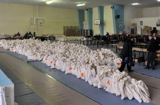 29 Mart pazar günü gerçekleştirilecek olan yerel seçimlerde vatandaşların kullanacakları oy pusulaları ve zarfları mühürlü çuvallar içinde görevlilere teslim edildi.