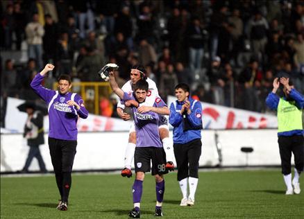 Geçen hafta şampiyonluğa havlu atan G.Saray, UEFA umutlarını sürdürmek istiyordu. Ancak Hacettepe hesapları alt-üst etti.