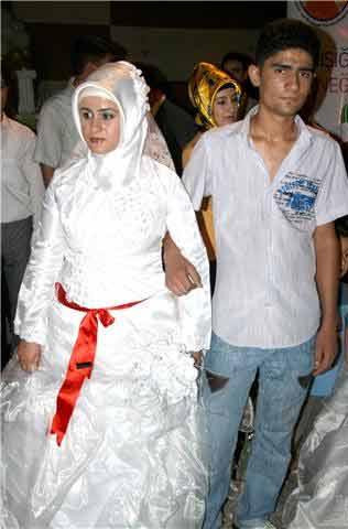 Müstakbel eşi düğünlerinden bir gün önce askere giden Sümeyye Yılmaz'a nikah törninde kardeşi eşlik etti.