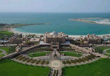 Emirates Palace havadan bahçesi ile birlikte görünüm