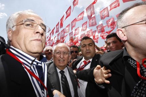 Demokrat Parti bugün yeni liderini seçiyor. Son Başkan Süleyman Soylu'nun karşısında Hüsamettin Cindoruk ve Mehmet Ali Bayar var. Cindoruk'u Demirel, Soylu'yu Çiller destekliyor