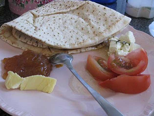 İran: Lavaş ekmeğine eşlik eden reçel ve tereyağı. Bazı sabahlar geleneksel İran yemeği Halim (buğday, kimyon, yağ ve şekerin kıyma ya da ince kıyılmış etle pişirilmesiyle yapılan yemek).