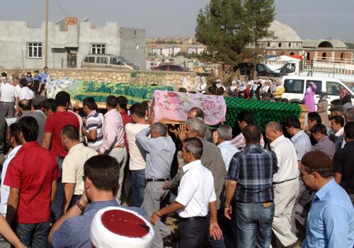 Siirt'te, dün akşam teröristler tarafından sivillerin bulunduğu araca haince düzenlenen saldırı sonucunda hayatını kaybeden 4 kişi göz yaşları arasında toprağa verildi.