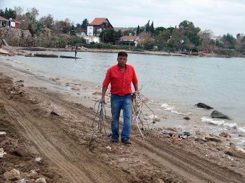 Antalya'nın Manavgat ilçesine bağlı Side beldesindeki yıkımlar hurdacıların yüzünü güldürdü. Kaçak olduğu gerekçesiyle yıkılan yerlerin başından ayrılmayan hurdacılar eski eşya ve demir toplamak için gün boyu nöbet tutuyor.