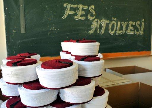 Diyanet İşleri Başkanlığı imam ve müftülere kıyafet standardı getiriyor. Cüppelerde siyah renkten vazgeçen Diyanet, 32 bin yeni fes siparişi verdi.