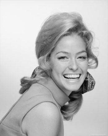 Türkiye'de ''Charlie'nin Melekleri'' dizisiyle tanınan Amerikalı oyuncu Farah Fawcett 3 yıldır mücadele ettiği kansere yenildi..