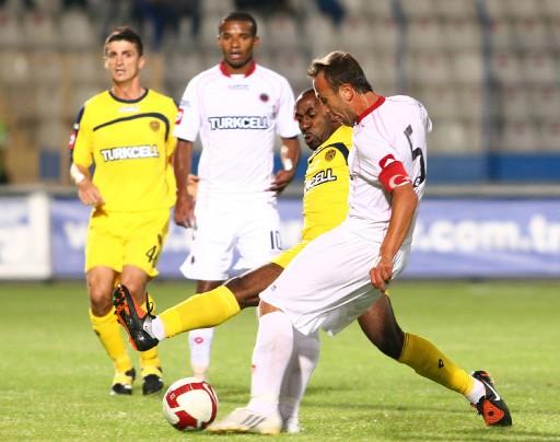 TBMM 90. Yıl Kupası'nın ikinci karşılaşmasında Gençlerbirliği, Ankaragücü'nü 1-0 yenerek finalde Ankaraspor'un rakibi oldu.