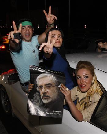 Mür Hüseyin Musavi'nin eşi Zahra Rahnavard, Ahmedinejad ile girdiği polemikle İran'ın gündemine oturdu.