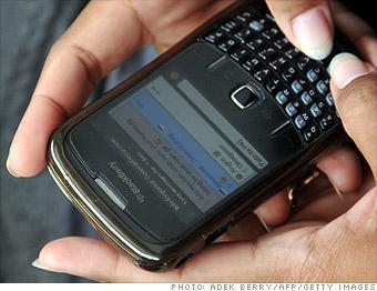 RESEARCH IN MOTION
Dünyaca ünlü akıllı telefon modeli BlackBerry telefonlarının üreticisi Kanadalı Research In Motion şirketi, eskiyen telefon modelleri yüzünden satışlarında rakiplerine oranla büyük bir düşüş yaşadı. Şirket maliyetlerini azaltmak amacıyla, küresel çapta iş gücünün yüzde 10’nuna denk gelen bir oranda, 2 bin kişiyi işten çıkaracağını açıkladı.