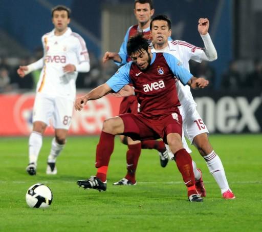 4 golle biten ve nefes kesen Trabzonspor-Galatasaray maçında sahada oyuncular mücadele verirken tribünlerde de renkli görüntüler vardı.