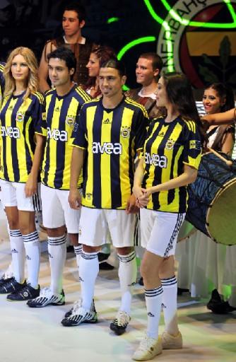 Fenerbahçe Futbol Takımı'nın 2009-2010 sezonunda giyeceği formalar ve Fenerium'un sonbahar/kış koleksiyonunun tanıtımı yapıldı.