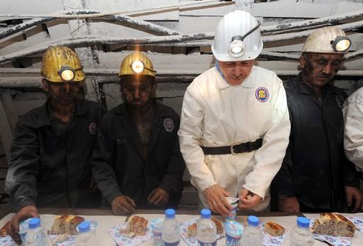 Başbakan Erdoğan bir ilki gerçekleştirdi, 564 metre yerin dibine indi. Darbeli kırıcı kullanarak kömür çıkaran Başbakan, burada işçilerle beraber 'Kömeç' yedi.
