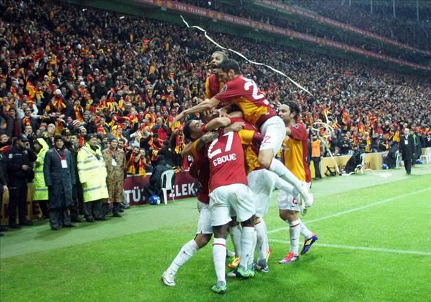 "1319" sanki milattan evvel der gibi... İşin tuaf tarafı da demek ki 1319 gün sonra ezeli rakibe karşı galip gelinince sokaklar şampiyon olmuşçasına doldu taştı. Vay be Fenerim sen neymişsin, Türkiye'nin % 50'si birlik oldu ancak galip gelebildiler :))))" (Bir Fenerbahçeli)
