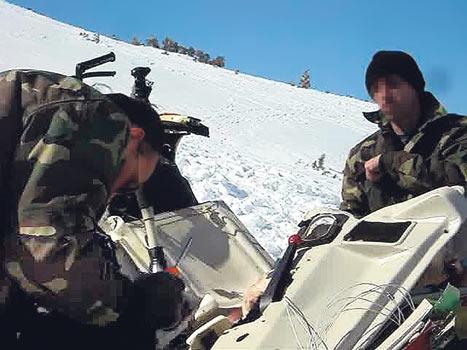 Cumhurbaşkanı Gül'ün, 'Helikopterdeki beyni keçiler sökmedi!' diyerek şüphelerini dile getirdiği kayıp cihazların sökülme görüntülerine ulaşıldı. Muhsin Yazıcıoğlu'nun helikopterinin düşmesiyle ilgili soruşturmanın seyrini değiştirecek videoda, dört subay var. Biri cihazları sökerken, ikisi onu izliyor. Bir asker ise görüntü çekiyor.