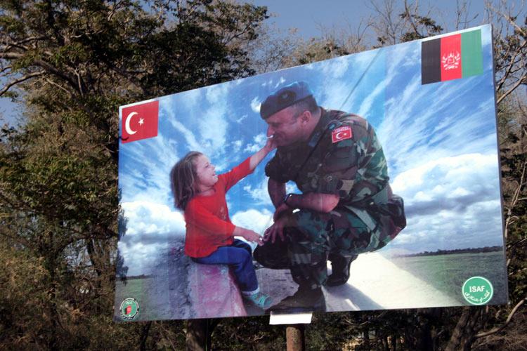 Kabil'de Türk askeri, demek güven ve sevgi demek. Bu afişlere şehrin değişik noktalarında rastlamak mümkün.