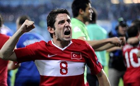 Başbakan Erdoğan, Nihat Kahveci'nin formasını Furkan Özhan'a gönderdi.