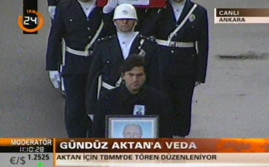 MHP Milletvekili, emekli büyükelçi Gündüz Suphi Aktan için Dışişleri'nin ardından TBMM'de bir tören düzenlendi. Törene siyasiler ve Aktan'ın ailesi katıldı.