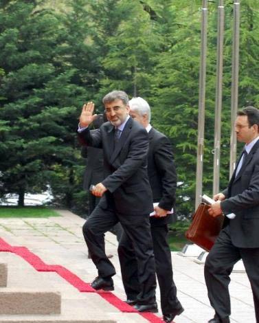 Bakanlar Kurulu, Başbakan Recep Tayyip Erdoğan başkanlığında toplandı. Toplantıya, yeni göreve başlayan bakanlar da katıldı. 27 koltuklu ilk Bakanlar Kurulu'ndan ilk kareler: