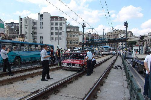 Karaköy Kemeraltı Caddesi'nde yayalara çarpan araç tramvay yolundan kaçmaya çalıştı, araç yoluna devam edemeyince sürücü ve içindekiler yaya olarak kaçtı.
