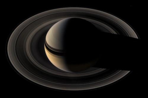 Bu görüntü, Cassini tarafından Zühal'in halkasının karanlık yüzüne 39 derece yukardan çekilen 45 resmin birleştirilmesiyle elde edildi. 9 Mayıs 2007 günü çekilen bu görüntü sırasında Cassini, Satürn'e yaklaşık 1,1 milyon kilometre uzaklıktaydı.