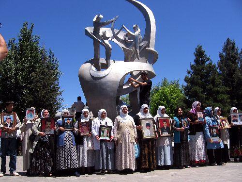 Onlarca kayıp yakını faili meçhuller için Diyarbakır ve İstanbul'da insan zinciri oluşturarak eylem yaptı.