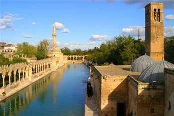 <p>ŞANLIURFA Eski adı “Orhoe veya Orhai”dir. Dah sonra Araplar tarafından “R”ya çevrilmiştir. Bir diğer rivayete göre ise Kürtçeden gelmekte olup R yani güneş demektir. Şehir Babil hükümdarı Ramis-Nemrut tarafından kuruldu.</p>
