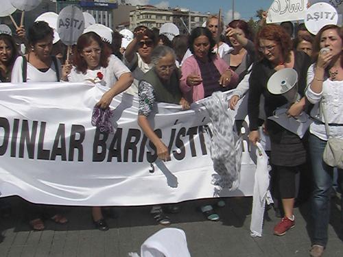 Çeşitli parti ve derneklere üye yaklaşık yüz kadın barış isteğiyle Galatasaray Meydanında toplandı. Kadınlar Barış İstiyor yazılı pankart açan kadınlar, Taksime doğru yürüyüşe geçti. İstiklal Caddesi boyunca "Silahlar sussun barış hemen şimdi" , "Yaşasın kadın dayanışması" , "Hepimiz tarafız barıştan yanayız" , "Kadınlar savaş istemiyor" şeklinde sloganlar atan kadınlar Taksim Meydanında bir süre oturma eylemi yaptı.