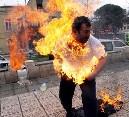 SAMSUN'DA YAKLAŞIK 1 MİLYON TL DOLANDIRILARAK ÜZERİNE BORÇ YAPILDIĞINI ÖNE SÜREN GENÇ ADAM, CUMHURİYET MEYDANI'NDA ÜZERİNE BENZİN DÖKÜP KENDİNİ YAKTI. FOTOĞRAF: MUSTAFA DÖVER
