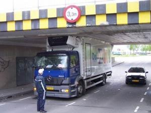 <p><span style="color: #000080;"><strong>En ilginç trafik kazaları!</strong></span><br /><br /> Her sürücünün en korktuğu şeydir kaza yapmak. Ancak bu fotoğraflar 'Hadi canım böyle kaza olur mu?' dedirtiyor. İşte muhtelif noktalarda meydana gelen trafik kazaları<br /><br /></p>