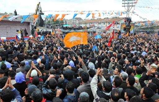AK Parti Genel Başkanı ve Başbakan Recep Tayyip Erdoğan'ın Şanlıurfa mitinginde izdiham yaşandı. Erdoğan, aşırı kalabalıktan dolayı Şanlıurfa'daki miting alanına giremedi