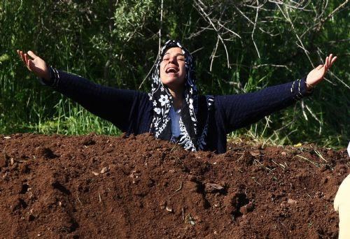 Mardin'in Mazıdağı ilçesi Bilge köyündeki saldırıda ölen 44 kişiden 39'unun cenazesinin defnedildiği mezarlıktan ağıtlar yükselmeye devam ediyor. İşte yürek burkan kareler...