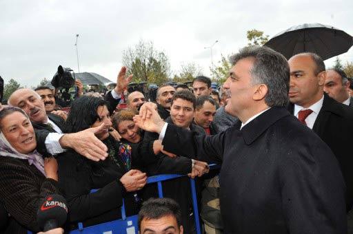 Cumhurbaşkanı Abdullah Gül, Tunceli'de coşkuyla karşılandı. Vatandaşlarla sohbet eden ve tek tek hal hatır sorarak kucaklaşan Gül, 'Sen hoşgeldin Sayın Cumhurbaşkanım, başımızın üstünde yerin var'' yazılı dövizlerle karşılandı.